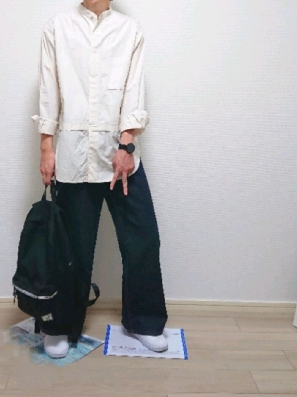 「だから秋服が好き、休日スタイル、秋コーデ、カジュアルコーデ、シンプル、白スニーカー、バンドカラーシャツ、シャツスタイル、+J、デニム、リュック、デニムパンツ、スリッポン」｜「UNIQLOのアイテム（シャツ/ブラウス、ベージュ系）」を使った、ひかるさん（メンズ・174cm）の秋コーディネートの1枚目の写真