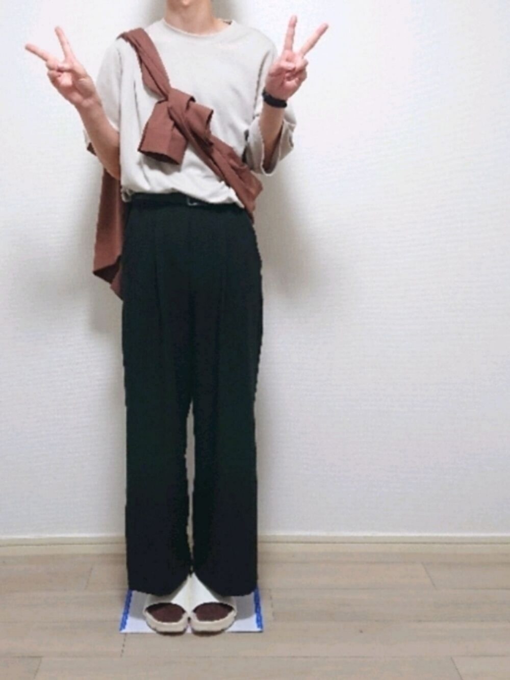 「シンプル、夏、夏コーデ、おしゃれさんと繋がりたい、大人カジュアル、ワイドパンツ、Tシャツ、プチプラコーデ、プチプラ、たすき掛け、サンダル、感謝、お花屋さん」｜「UNIQLOのアイテム（Tシャツ/カットソー、グレー系）」を使った、ひかるさん（メンズ・174cm）の夏コーディネートの1枚目の写真