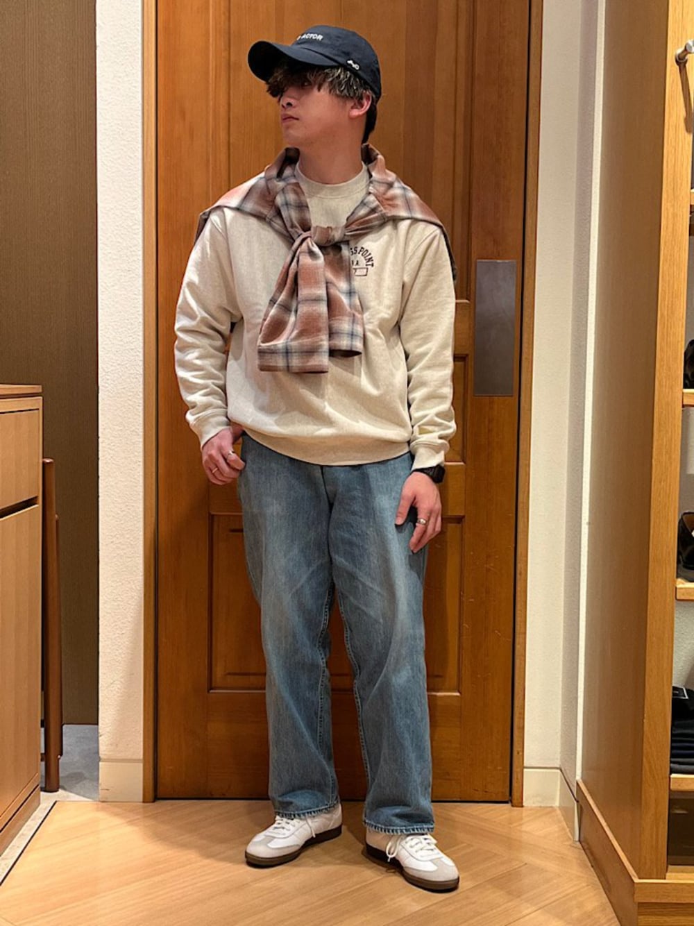 「シップス、SHIPS、チェック、チェックシャツ、キャップ、ロゴキャップ、ロゴ、肩掛け、肩掛けシャツ、ロゴスウェット、カジュアル、カジュアルコーデ」｜「SHIPSのHOHO COCO:  FAMOUS ACTOR（キャップ、ブルー系）」を使った、永松さん（メンズ・166cm）の冬コーディネートの1枚目の写真