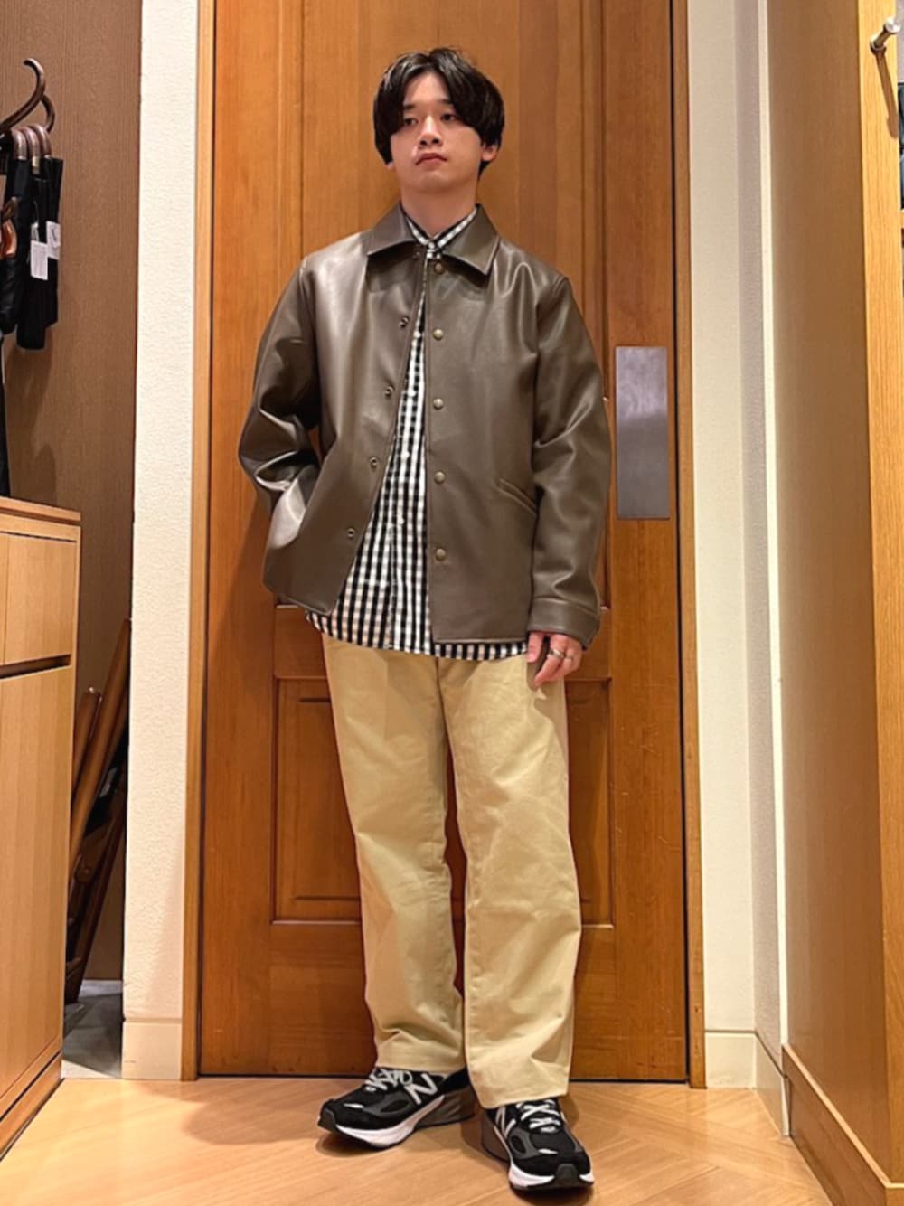 ブラック系のシャツ/ブラウス、グリーン系のスラックス、ブラウン系のブルゾンを着用したメンズの夏コーディネートの1枚目の写真