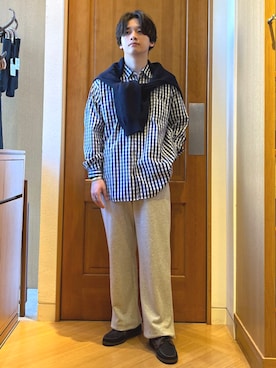「シップス」｜「アイテム（スウェットパンツ）」を使った、永松さん（メンズ・166cm）の秋コーディネート
