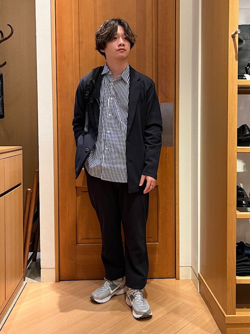 「シップス、SHIPS、ストライプシャツ、テーラードジャケット、ジャージーパンツ、スニーカー、バックパック、黒リュック」｜「NIKEのNIKE: ZOOM VOMERO 5 MS（スニーカー、グレー系）」を使った、永松さん（メンズ・166cm）の冬コーディネートの1枚目の写真