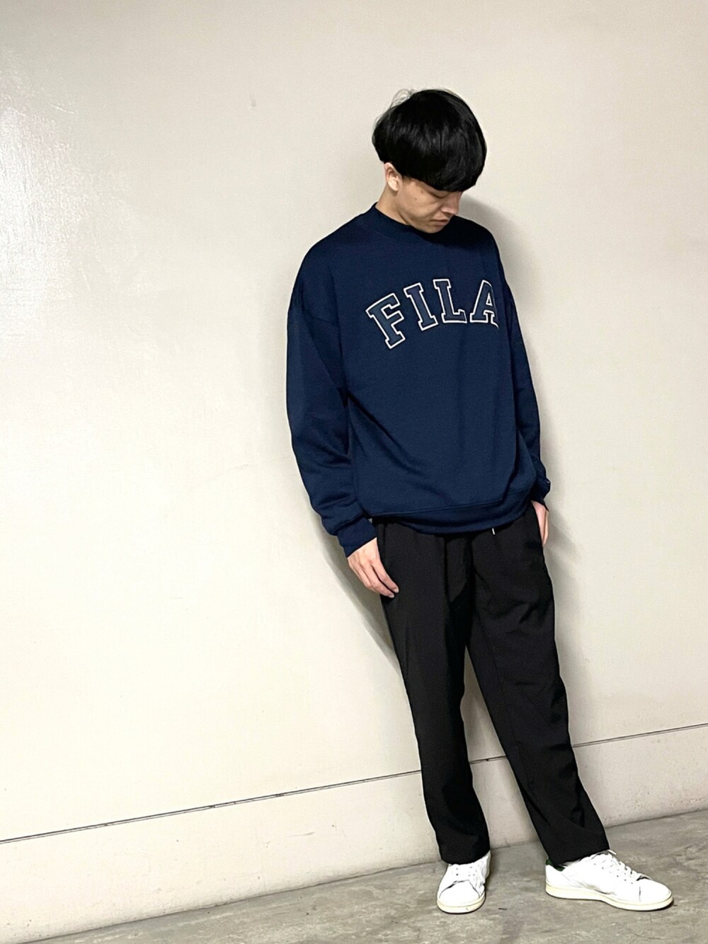 「スウェット、スニーカー、カジュアル、秋のコーデ、カレッジ、休日スタイル、ワイドパンツ、ビックシルエット、ootd、秋、いいね、save、フォローお願いします🤑」｜「FILAの【FILA/フィラ】WEB限定 カレッジロゴ ビックシルエット モックネック スウェット トレーナー（スウェット、ブルー系）」を使った、NAOKIさん（メンズ・175cm）の秋コーディネートの1枚目の写真