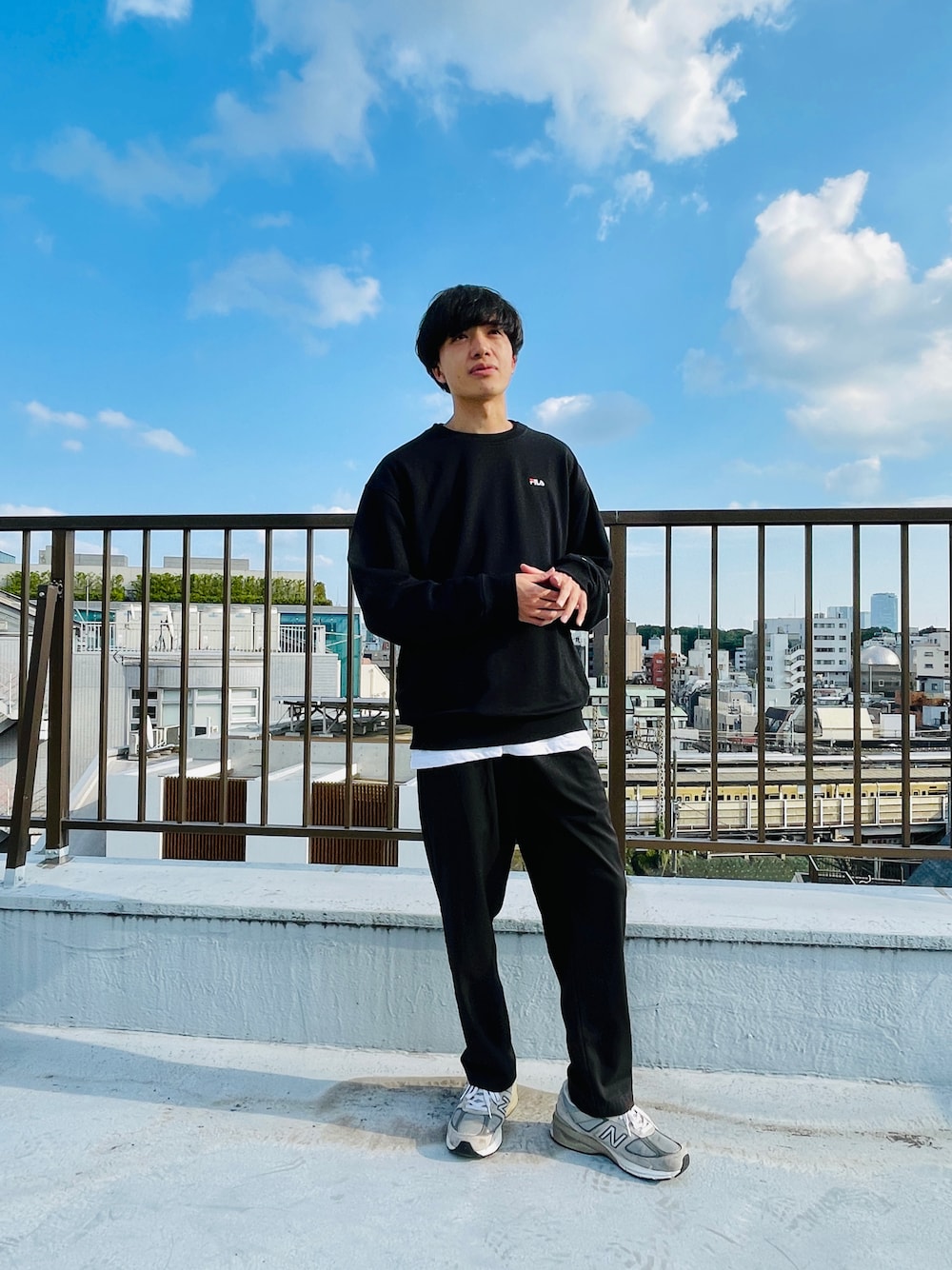 「スニーカー、シンプル、秋のコーデ、オーバーサイズ、休日スタイル、ootd、カジュアルコーデ、ゆるコーデ、今日のコーデ、おしゃれさんと繋がりたい」｜「FILAの【FILA/フィラ】ワンポイント ビックシルエット 刺繍ロゴ スウェット トレーナー 裏毛（スウェット、ブラック系）」を使った、NAOKIさん（メンズ・175cm）の秋コーディネートの1枚目の写真