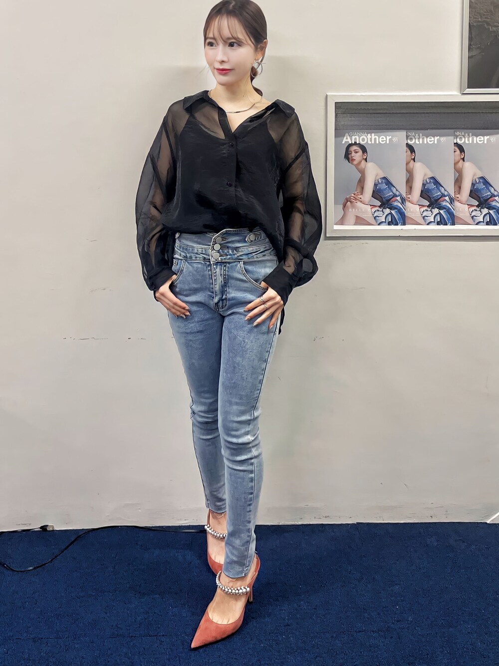 「休日コーデ、セゾンドパピヨン、Jimmy Choo、デニムコーデ、シャツスタイル、大人カジュアル、お洒落さんとつながりたい、大人トレンドカジュアル」｜「SAISON DE PAPILLONのアイテム（デニムパンツ、ブルー系）」を使った、yuuuuu0513さん（レディース・155cm）の冬コーディネートの1枚目の写真