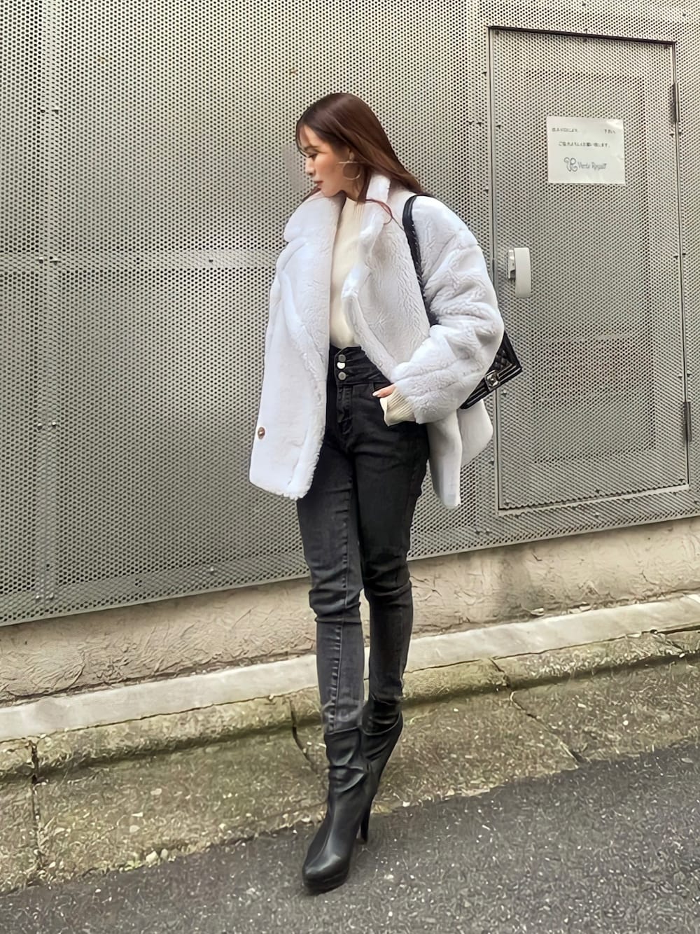 「お洒落さんとつながりたい、モノトーンコーデ、デニム、おでかけコーデ、セゾンドパピヨン、chanel、ムートンコート」｜「SAISON DE PAPILLONのアイテム（デニムパンツ、ブラック系）」を使った、yuuuuu0513さん（レディース・155cm）の冬コーディネートの1枚目の写真