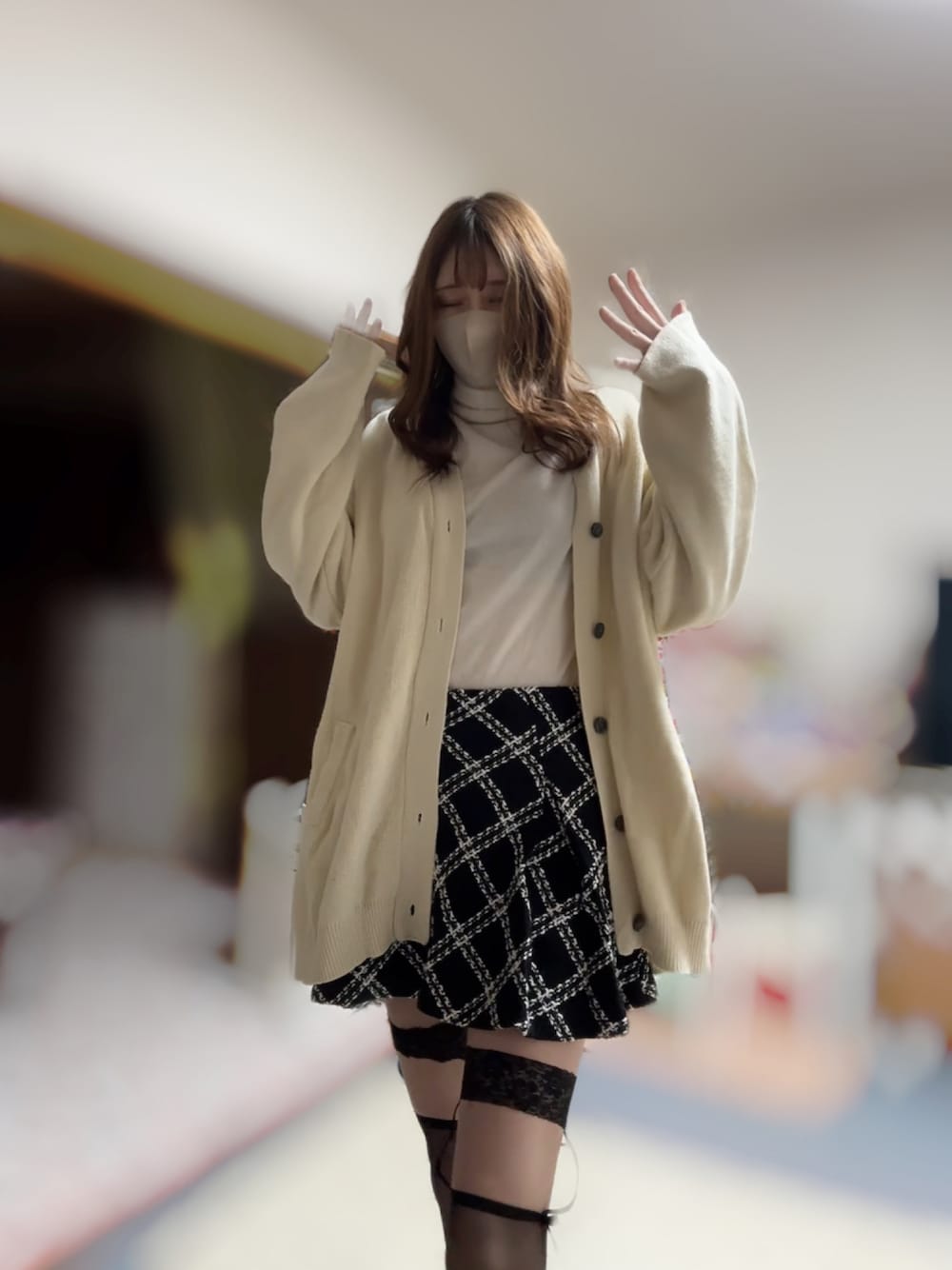 ホワイト系のカーディガン/ボレロ、ホワイト系のTシャツ/カットソーを着用したレディースの秋コーディネートの1枚目の写真