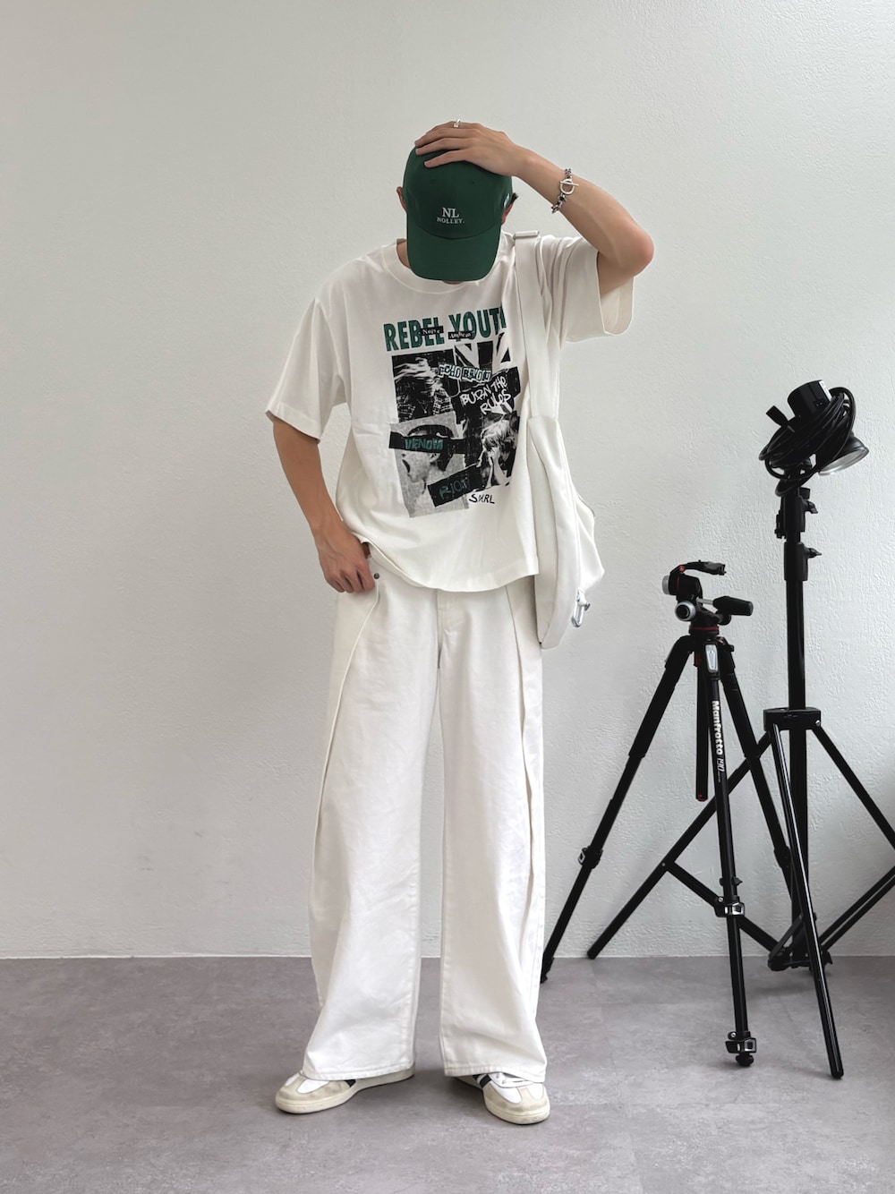 「白Tシャツ、プチプラ、古着MIX、デートコーデ、キャップ、きれいめカジュアル、デニム、Tシャツ、スニーカー、夏コーデ、白パンツ、大人カジュアル、お出かけコーデ、ホワイトコーデ、ホワイト」｜「CIAOPANIC TYPYの【ユニセックス】NLシグニチャーロゴ刺繍キャップ（キャップ、グリーン系）」を使った、ゆいととさん（メンズ・170cm）の夏コーディネートの1枚目の写真