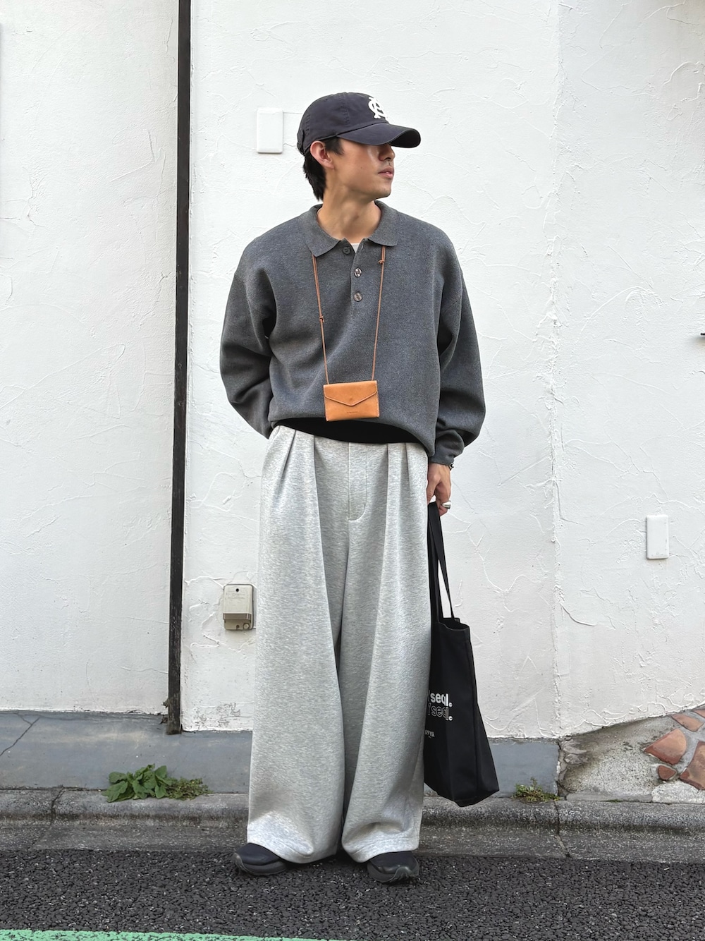 グレー系のニット/セーター、グレー系のその他パンツを着用したメンズの秋コーディネートの1枚目の写真