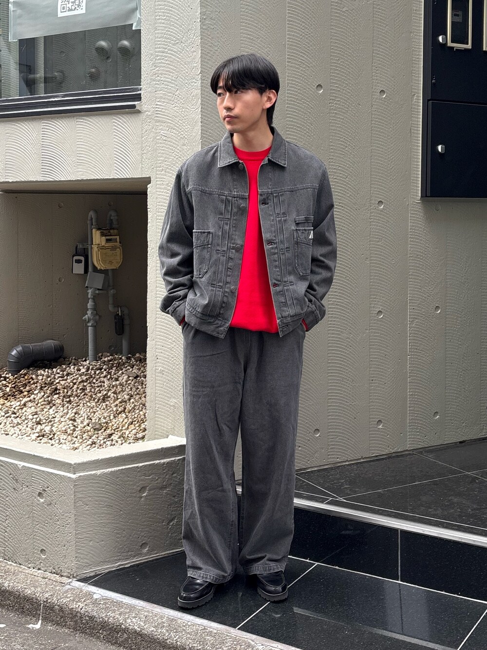 デニムジャケットを使った「赤ニット」のメンズ人気ファッション