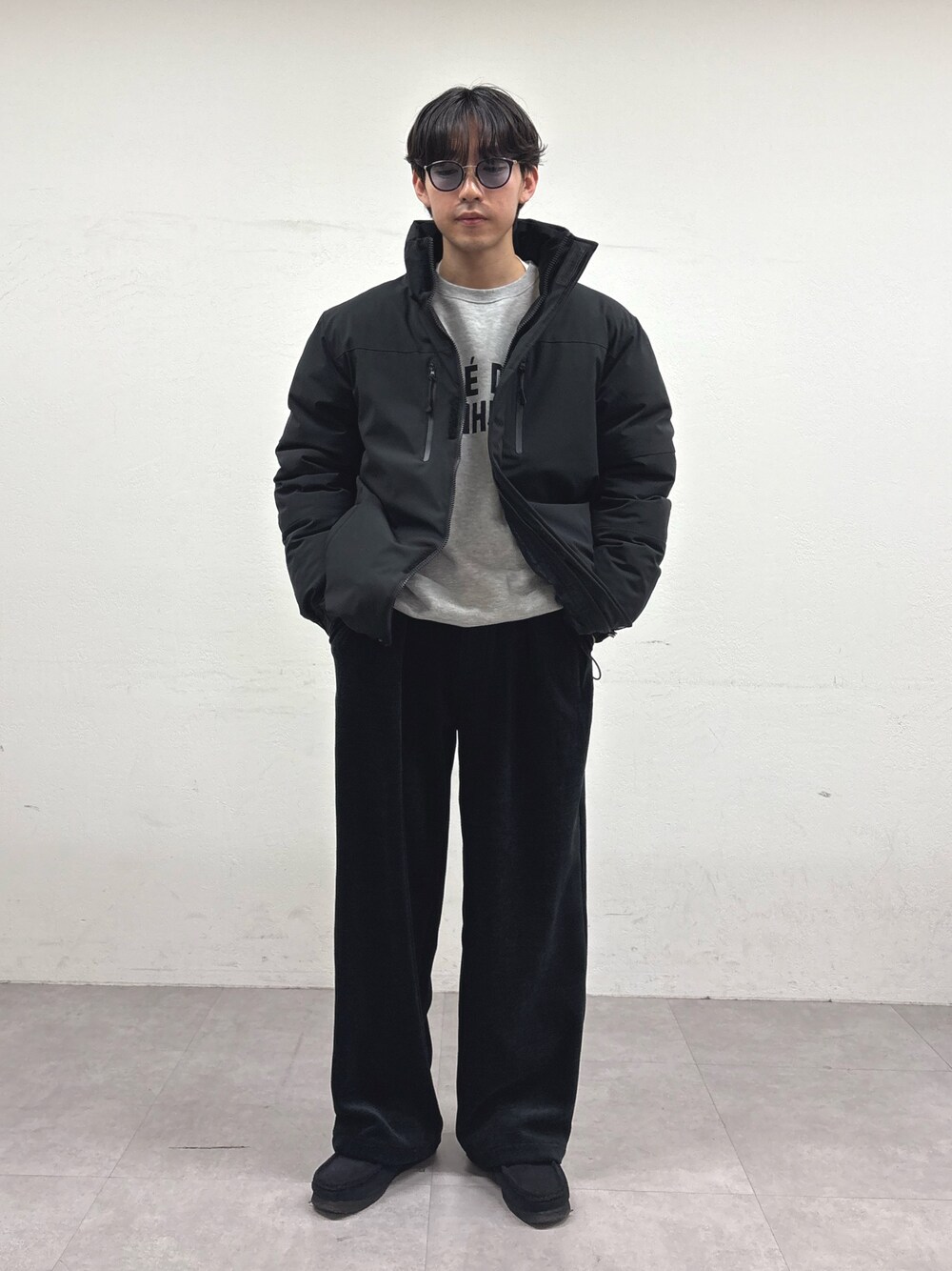 ブラック系のダウンジャケット/コート、グレー系のスウェット、ブラック系のその他パンツを着用したメンズの冬コーディネートの1枚目の写真