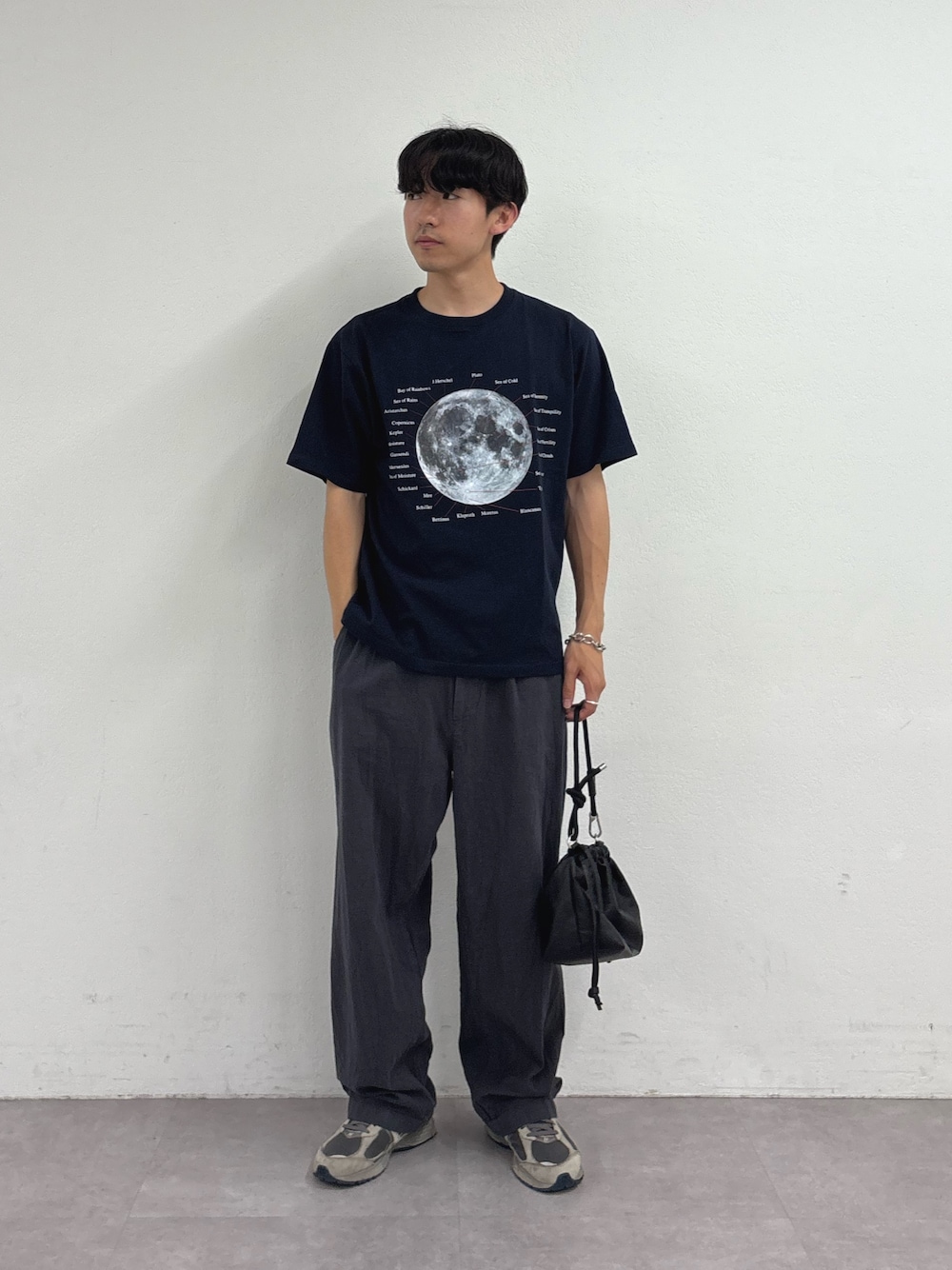 「ロゴT、夏ルックで気分アップ、ショルダーバッグ、プチプラ、古着MIX、お出かけコーデ、休日スタイル、カラーコーデ、テーマパークコーデ、シンプルコーデ、きれいめカジュアル、夏コーデ、韓国ファッション、夏だ！Tシャツ着よう！、大人ファッション」｜「CIAOPANIC TYPYの【WEB限定】【新色追加】ムーンクレーター＆アースロゴプリントTee（Tシャツ/カットソー、ブルー系）」を使った、ゆいととさん（メンズ・170cm）の夏コーディネートの1枚目の写真