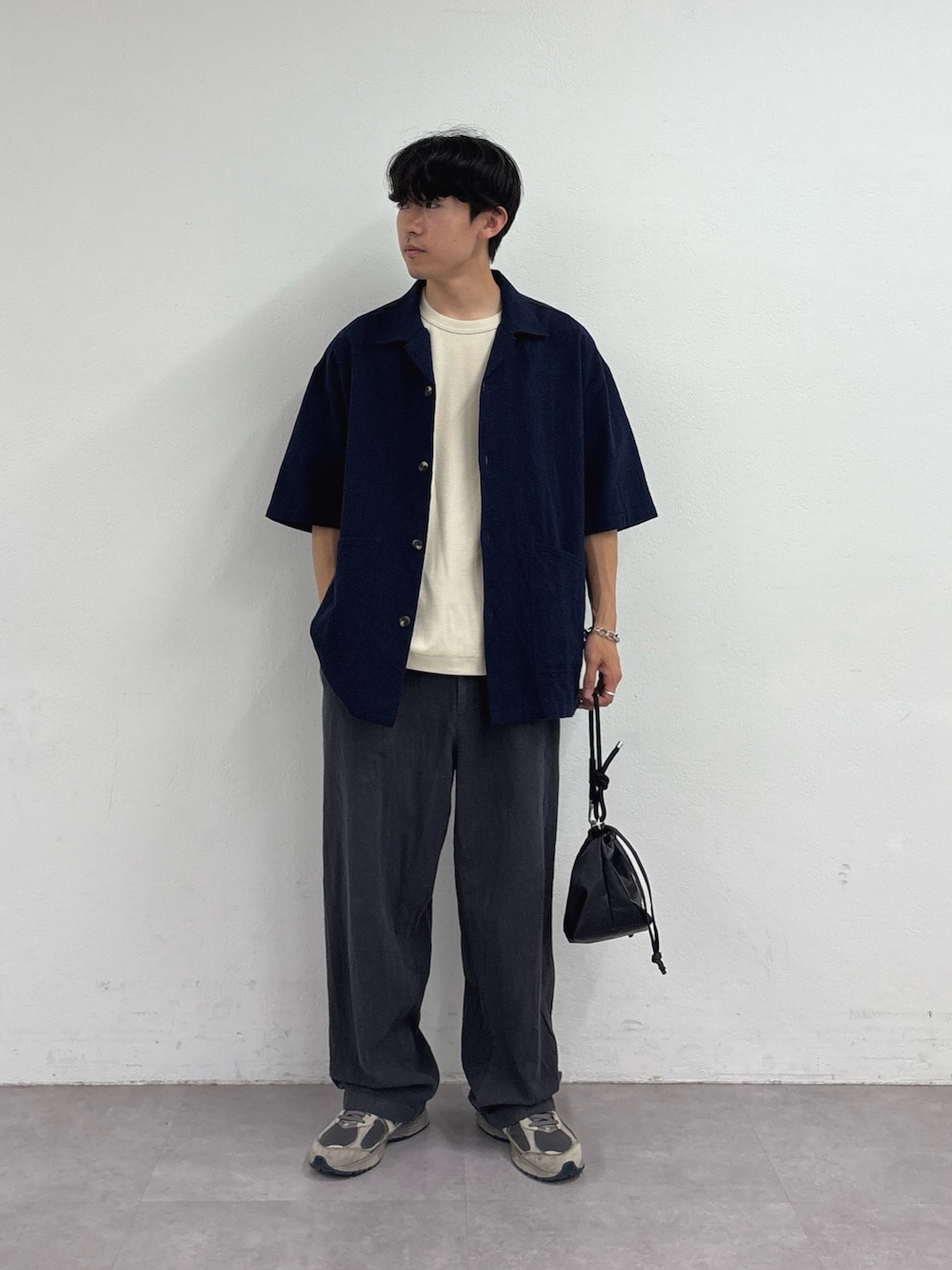 「半袖シャツ、夏ルックで気分アップ、プチプラ、古着MIX、お出かけコーデ、休日スタイル、カラーコーデ、テーマパークコーデ、シンプルコーデ、きれいめカジュアル、夏コーデ、韓国ファッション、キレイめカジュアル、大人ファッション、大人カジュアル」｜「CIAOPANIC TYPYの【ユニセックスで着れる】コットンリネンカバーオールシャツ（シャツ/ブラウス、ブルー系）」を使った、ゆいととさん（メンズ・170cm）の夏コーディネートの1枚目の写真