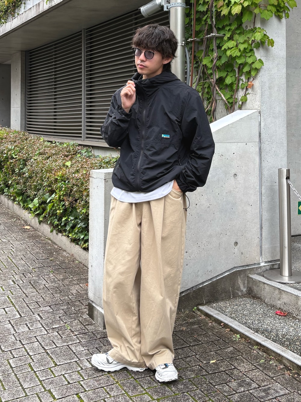 ブラック系のマウンテンパーカー、ベージュ系のその他パンツを着用したメンズの夏コーディネートの1枚目の写真