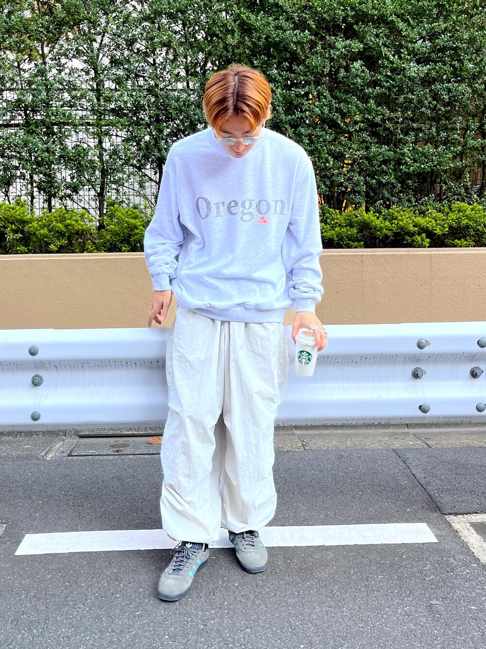 グレー系のスウェット、グレー系のカーゴパンツ、グレー系のスニーカーを着用したメンズの秋コーディネートの1枚目の写真