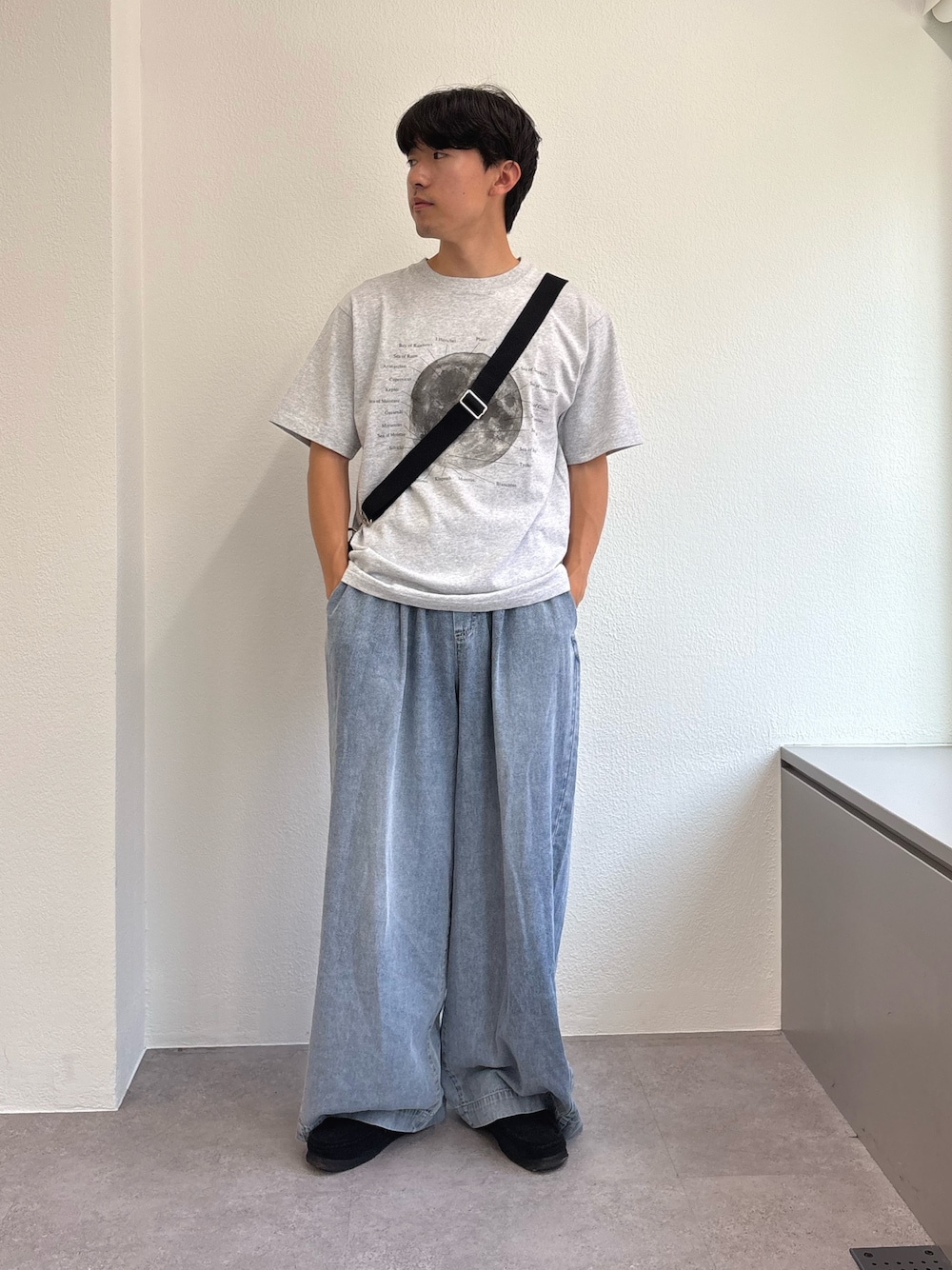 「シンプルコーデ、きれいめカジュアル、韓国ファッション、夏コーデ、プチプラ、お出かけコーデ、ロゴT、テーマパークコーデ、休日スタイル、デートコーデ、夏だ！Tシャツ着よう！、大人コーデ、Tシャツコーデ、夏服、おでかけコーデ」｜「CIAOPANIC TYPYの【WEB限定】【新色追加】ムーンクレーター＆アースロゴプリントTee（Tシャツ/カットソー、グレー系）」を使った、ゆいととさん（メンズ・170cm）の夏コーディネートの1枚目の写真
