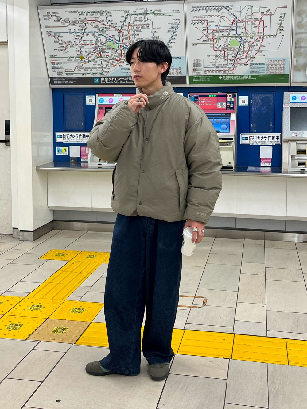 ベージュ系のダウンジャケット/コート、ブルー系のデニムパンツ、グレー系のスニーカーを着用したメンズの秋コーディネートの1枚目の写真