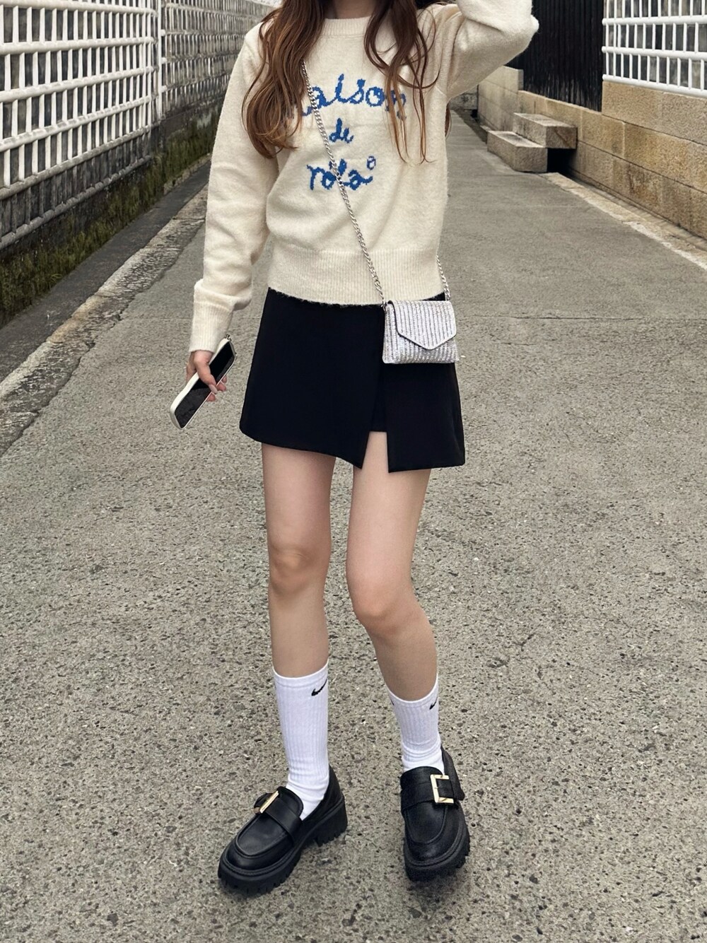 「ロゴニット、rolarola、ローファーコーデ、ゆるコーデ、春服コーデ」｜「ROLAROLAのアイテム（ニット/セーター、ホワイト系）」を使った、Manaka さん（レディース・160cm）の春コーディネートの1枚目の写真