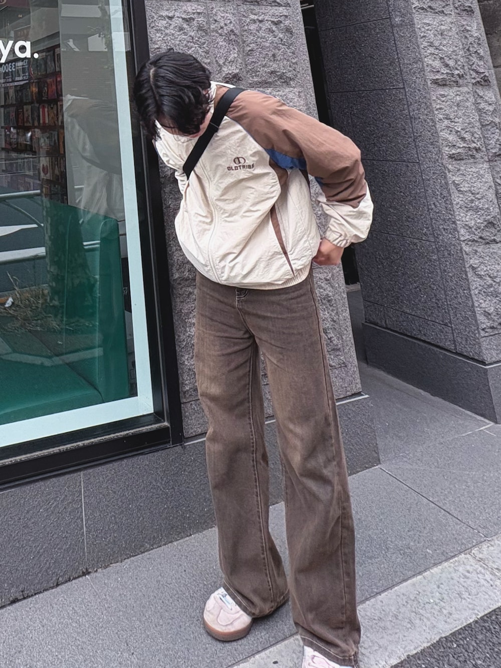 「ワイドパンツ、スニーカー、キレイめカジュアル、ピンク、カフェコーデ、ストリート、おしゃれさんと繋がりたい、streetstyle、ootd、fashion、adidas」｜「adidasのADIDAS アディダス HANDBALL SPZL ハンドボール スペツィアル JP7726 ABC-MART限定 *CLEA/WOND/GUM5（スニーカー、ピンク系）」を使った、じんのさんさん（骨格ストレート・メンズ・168cm）の春コーディネートの1枚目の写真