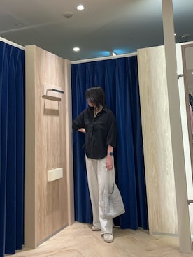 「fredy emue（フレディエミュ）のとろみカシュクールシャツ（シャツ/ブラウス、ブラック系）」を使った、さとちゃんさん（レディース・166cm）の春コーディネート