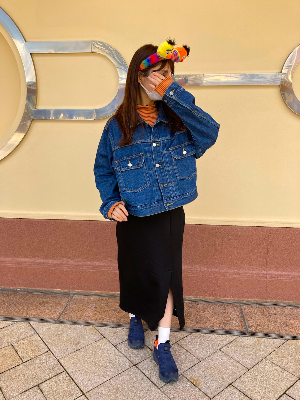 「いまどきジャケット写真、カジュアル、スニーカーコーデ、春コーデ、春服みてみて、デニムジャケット、Gジャン、ボーダートップス、スカート、スリットスカート、タイトスカート、リーボック(Reebok)、ポンプフューリー、ユニバ、USJ」｜「Oriens JOURNAL STANDARDの【"GOOD GIRL” / グッドガール】デニムジャケット（デニムジャケット、ブルー系）」を使った、ナルミさん（レディース・158cm）の春コーディネートの1枚目の写真