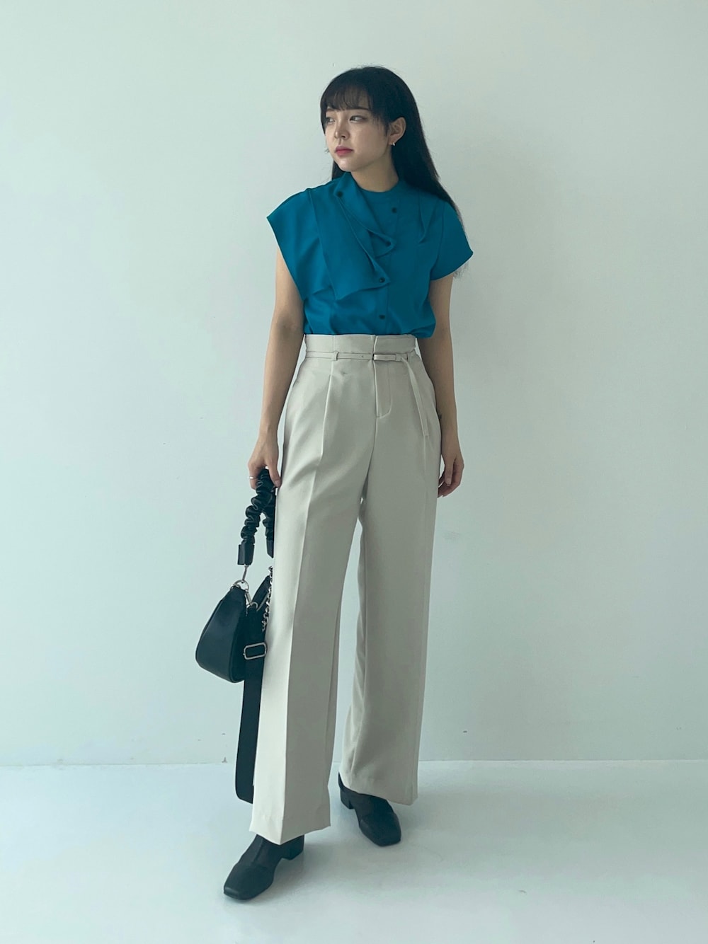 「シンプルコーデ、春コーデ、夏コーデ、パンツコーデ」｜「UNITED TOKYOのセミワンタックワイドパンツ（スラックス、ホワイト系）」を使った、ai2o3さん（レディース・163cm）の春コーディネートの1枚目の写真