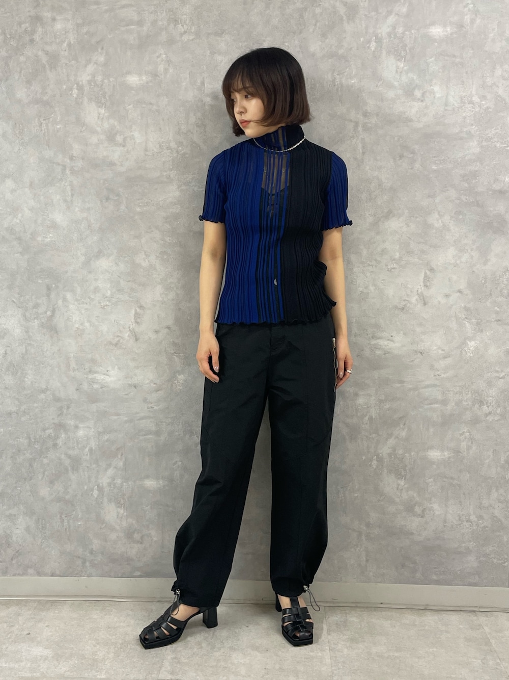「ブラックコーデ、デニムパンツ、モード、春夏コーデ、パラシュートパンツ」｜「UNITED TOKYOのグルカヒールサンダル/グルカサンダル（サンダル、ブラック系）」を使った、ai2o3さん（レディース・163cm）の春コーディネートの1枚目の写真