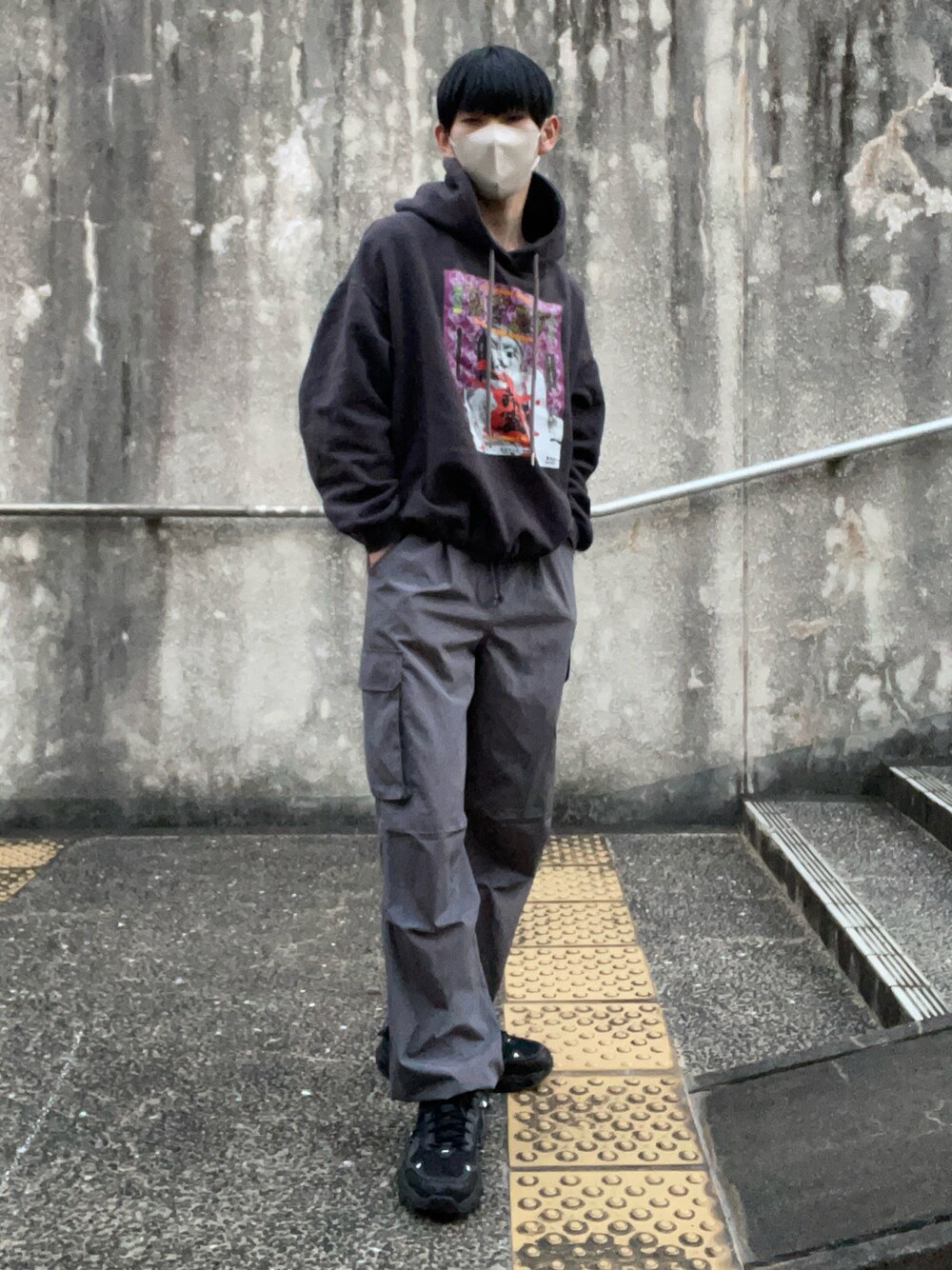 「新星WEARISTAにエントリー、冬、パーカー、WEARyouthコーデ、カーゴパンツ、プチプラ、ジーユー、GU、冬のコーデ、ラフ、ストリート、スニーカー、カジュアルコーデ、シンプルコーデ」｜「AIVERの喜久盛酒造×AIVER　酒ラベルパーカー（パーカー、グレー系）」を使った、miruさん（メンズ・168cm）の冬コーディネートの1枚目の写真