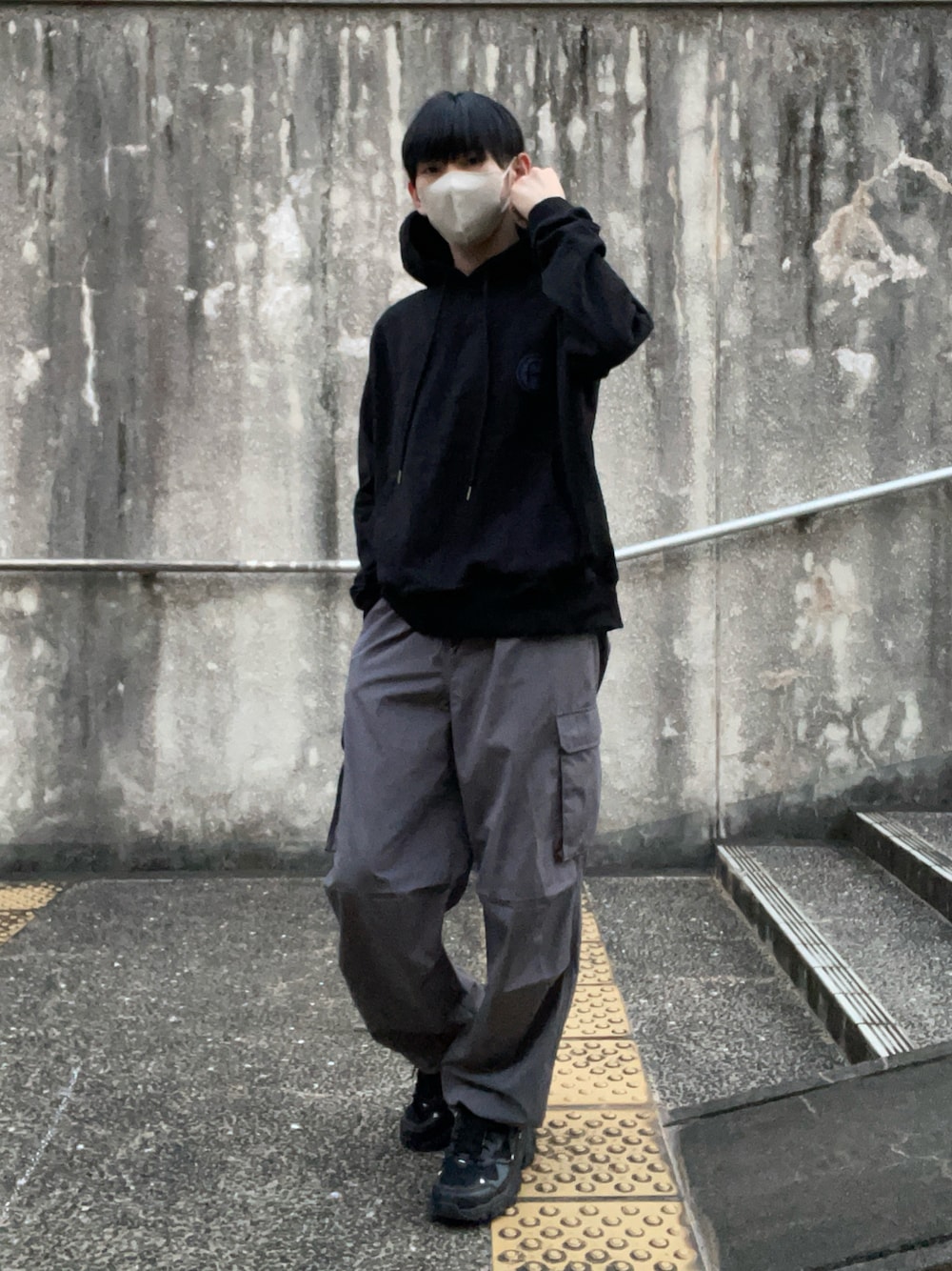 「新星WEARISTAにエントリー、今日のコーデ、パーカー、WEARyouthコーデ、大人カジュアル、スニーカー、カーゴパンツ、カジュアルコーデ、ストリート、プチプラ、プチプラコーデ、GU」｜「AIVERのAIVER　ワーカーフォトパーカー（パーカー、ブラック系）」を使った、miruさん（メンズ・168cm）の冬コーディネートの1枚目の写真