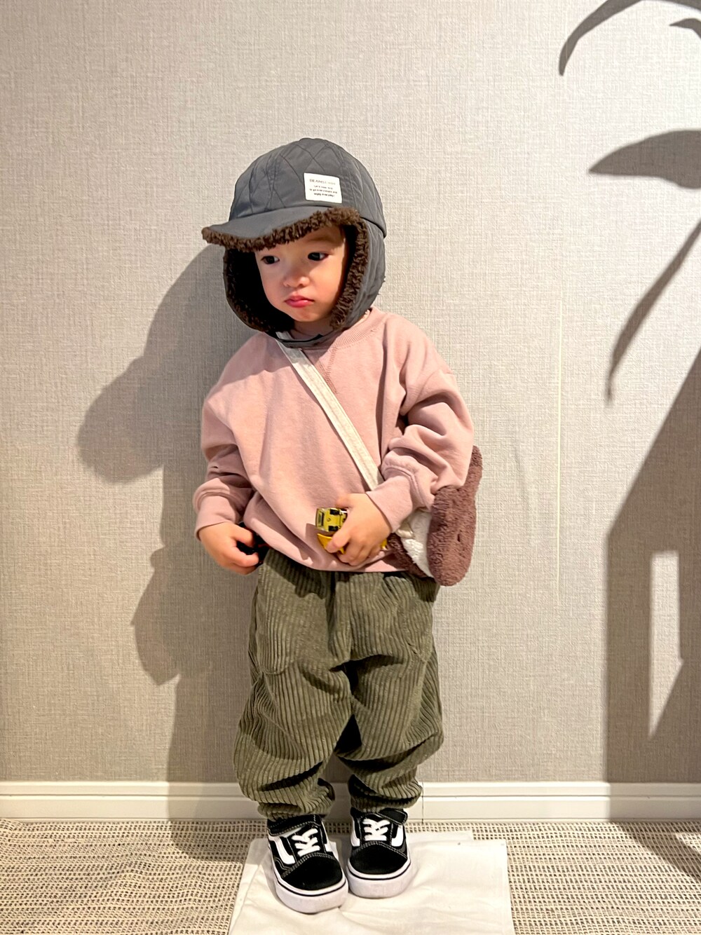 「冬コーデ、プチプラ、コーデュロイ、カジュアル、VANS、スニーカー、トレーナー、pairmanon、フライトキャップ、BEAMSmini、男の子コーデ、キッズコーデ、キッズファッション、2歳、ピンク」｜「pairmanonのアイテム（その他パンツ、グリーン系）」を使った、みっくんさん（キッズ・100cm）の冬コーディネートの1枚目の写真