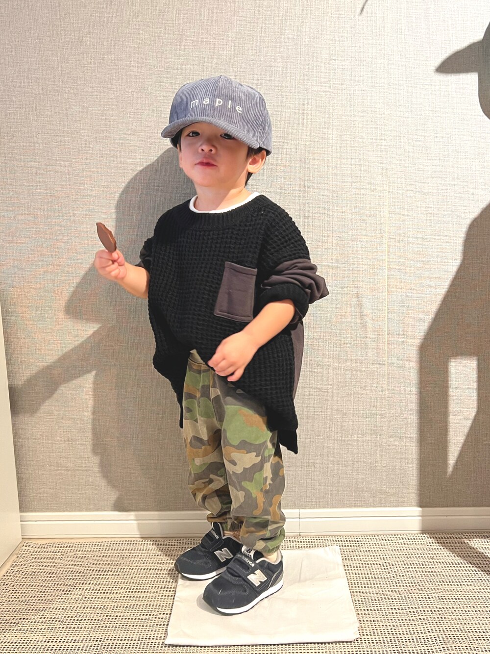 「未来のWEARISTAプロジェクト、カジュアルコーデ、秋コーデ、kids、スニーカーコーデ、2歳、男の子、ニット、ニューバランス、pairmanon、ニットコーデ」｜「pairmanonのユニセックスワンポイントロゴ刺繍コーデュロイキャップ（キャップ、グレー系）」を使った、みっくんさん（キッズ・100cm）の秋コーディネートの1枚目の写真