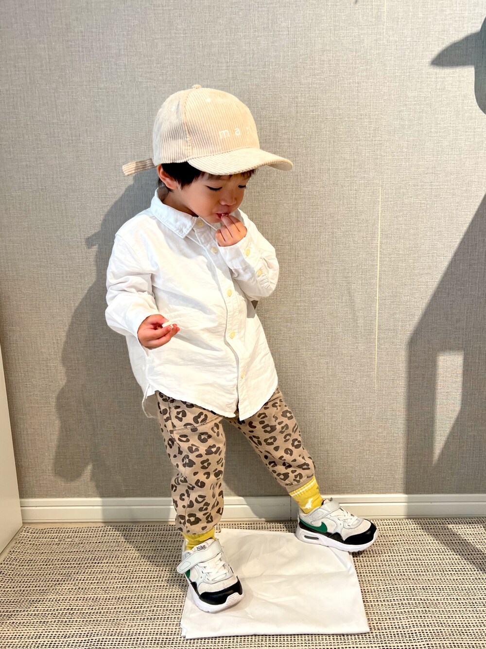 「プチプラ、シャツスタイル、レオパード、スニーカー、キャップ、カジュアル、冬コーデ、pairmanon、GAP、NIKE、キッズコーデ、フォローミー」｜「pairmanonのユニセックスワンポイントロゴ刺繍コーデュロイキャップ（キャップ、ベージュ系）」を使った、みっくんさん（キッズ・100cm）の冬コーディネートの1枚目の写真