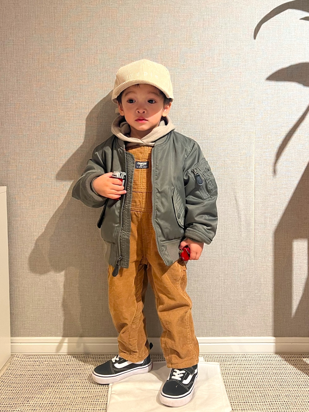 「キッズコーデ、キッズファッション、男の子、AVIREX、古着、pairmanon、コーデュロイ、サロペット、スニーカー、キャップ、カジュアル、カジュアルコーデ、2歳、おとこのこ、プチプラ」｜「pairmanonのユニセックスワンポイントロゴ刺繍コーデュロイキャップ（キャップ、ベージュ系）」を使った、みっくんさん（キッズ・100cm）の冬コーディネートの1枚目の写真