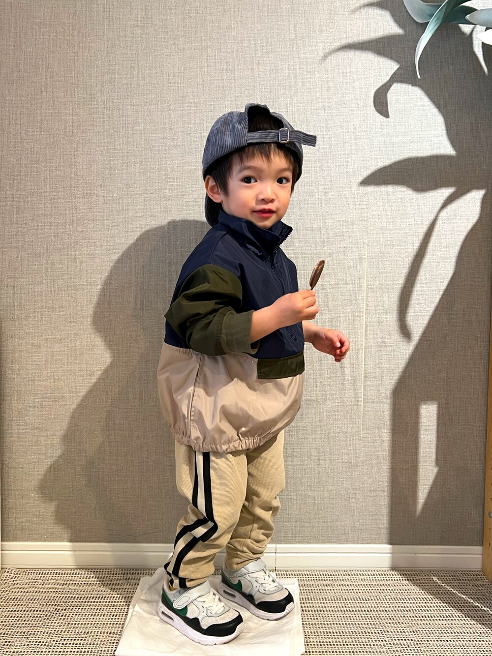 「プチプラ、春コーデ、ストリート、ラインパンツ、アウトドアスタイル、ナイロンジャケット、PAIRMANON STREET、スニーカー、キャップ、ベージュ、2歳、キッズコーデ、男の子コーデ、カジュアル、春服みてみて」｜「pairmanonのユニセックスワンポイントロゴ刺繍コーデュロイキャップ（キャップ、グレー系）」を使った、みっくんさん（キッズ・100cm）の春コーディネートの1枚目の写真