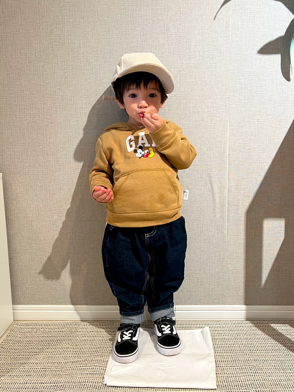 「服とコスメでなりたい自分に、クリスマスに着たい服、カジュアルコーデ、男の子コーデ、キッズファッション、キャップ、パーカー、トレーナー、デニム、スニーカー、VANS、GAP、pairmanon、プチプラ、ミッキー」｜「pairmanonのユニセックスワンポイントロゴ刺繍コーデュロイキャップ（キャップ、ベージュ系）」を使った、みっくんさん（キッズ・100cm）の冬コーディネートの1枚目の写真