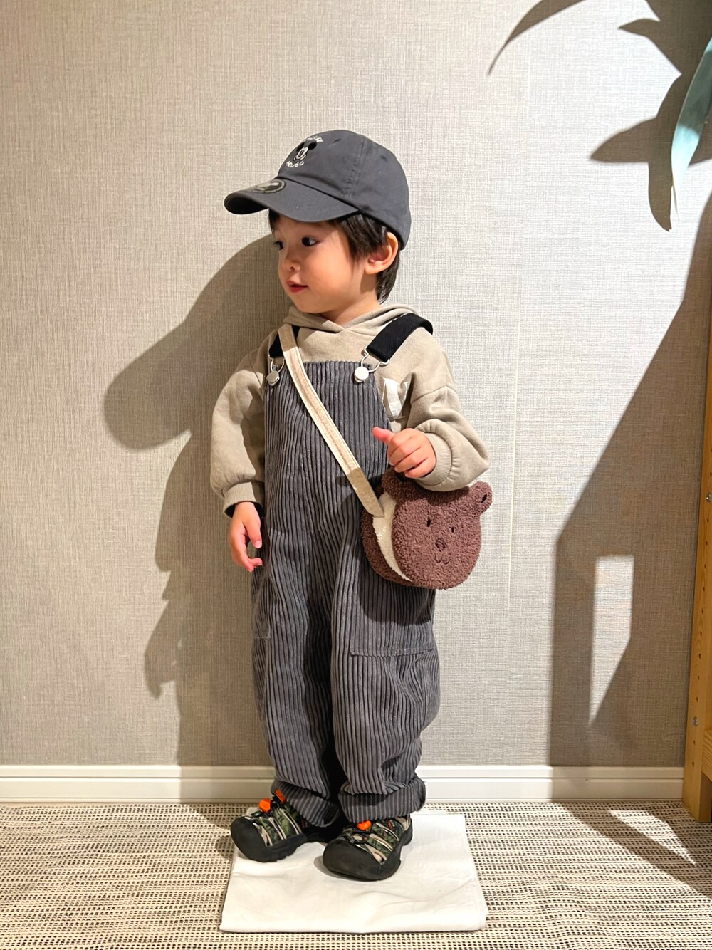 「冬コーデ、サロペット、オーバーオール、コーデュロイ、キャップ、keen、ショルダーバッグ、パーカー、プチプラ、pairmanon、しまむら、キッズコーデ、裏起毛、グレー、フォローミー」｜「しまむらのアイテム（キャップ、グレー系）」を使った、みっくんさん（キッズ・100cm）の冬コーディネートの1枚目の写真