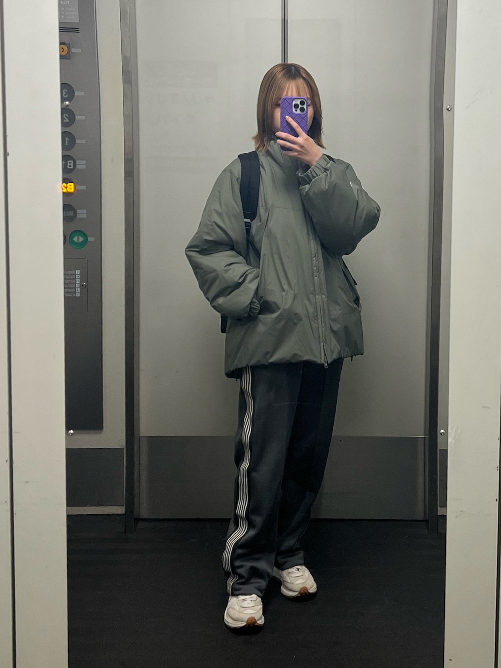 「ootd、低身長コーデ、ダウンジャケット、カジュアル」｜「Needlesのアイテム（パンツ、グレー系）」を使った、Rさん（レディース・153cm）の冬コーディネートの1枚目の写真