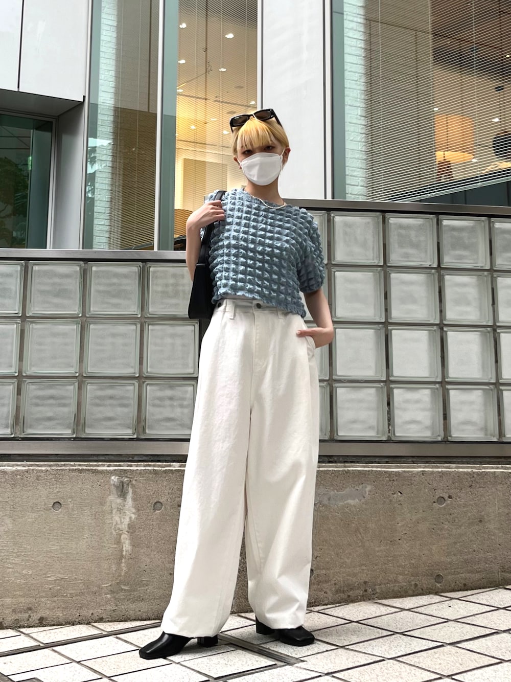 グリーン系のTシャツ/カットソー、ホワイト系のパンツ、ブラック系のシューズを着用したレディースの夏コーディネートの1枚目の写真