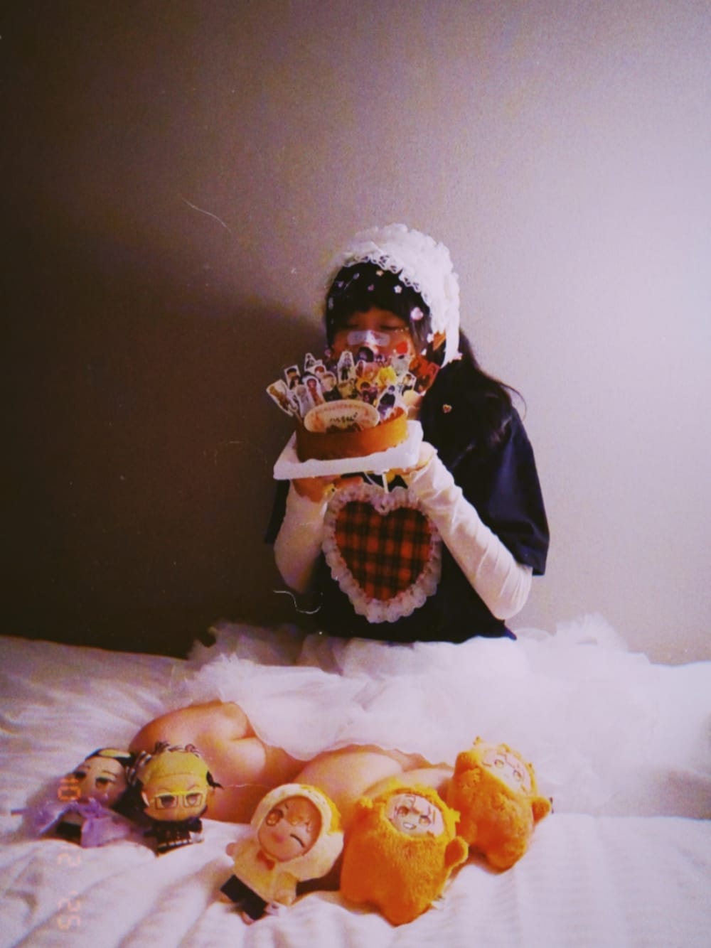 ホワイト系のトップス、ホワイト系のスカート、ホワイト系のその他ヘアアクセサリーを着用したレディースの秋コーディネートの1枚目の写真