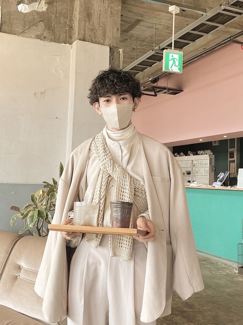 「いまどきジャケット写真、春コーデ、淡色コーデ、淡色、淡色男子、低身長、低身長男子、ワントーンコーデ、たすき掛け、キレイめ、レディース男子、ジャケット、オールホワイト、オールベージュ」｜「epnokのメランジツイルノーカラージャケット（ノーカラージャケット、ベージュ系）」を使った、takさん（メンズ・160cm）の春コーディネートの1枚目の写真