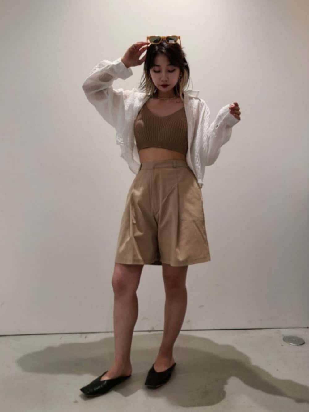 「韓国ファッション、韓国ブランド、ALAND、ALANDTOKYO、シンプルコーデ、シアーシャツ」｜「DEARSTALKERのDEARSTALKER／TUCKショートパンツ 2956517（その他パンツ、ベージュ系）」を使った、スジンさん（レディース・150cm）の夏コーディネートの1枚目の写真