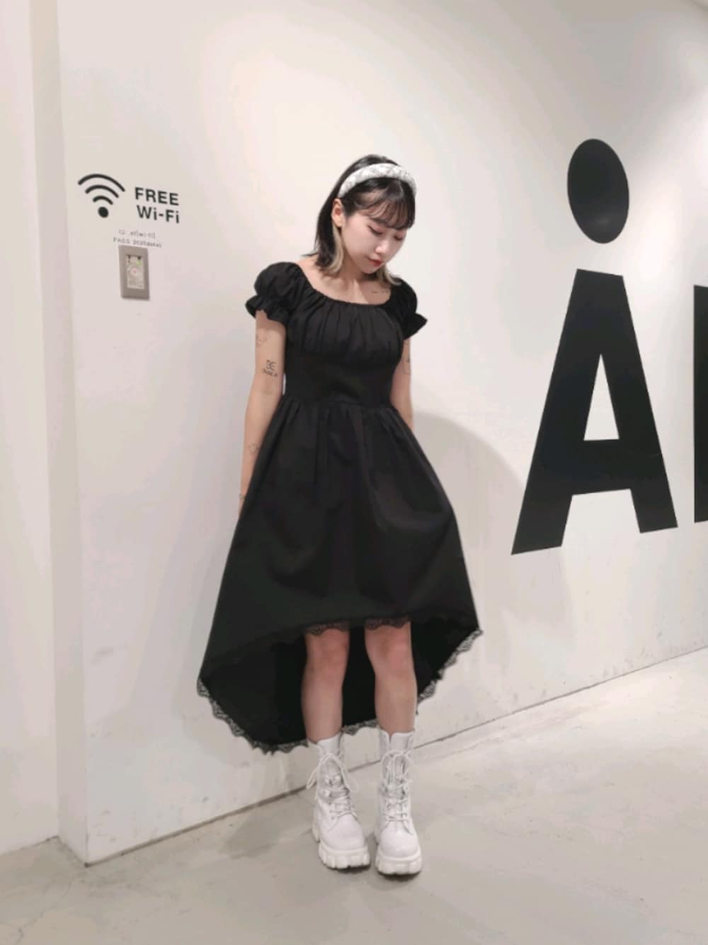 「ワンピース、ロングワンピース、韓国ファッション、韓国ブランド、ALAND、ALANDTOKYO、カチューシャ、アシンメトリー、オフショル」｜「ALANDのB ABLE TWO／オフショルCorset半袖ワンピース（ワンピース/ドレス、ブラック系）」を使った、スジンさん（レディース・150cm）の夏コーディネートの1枚目の写真