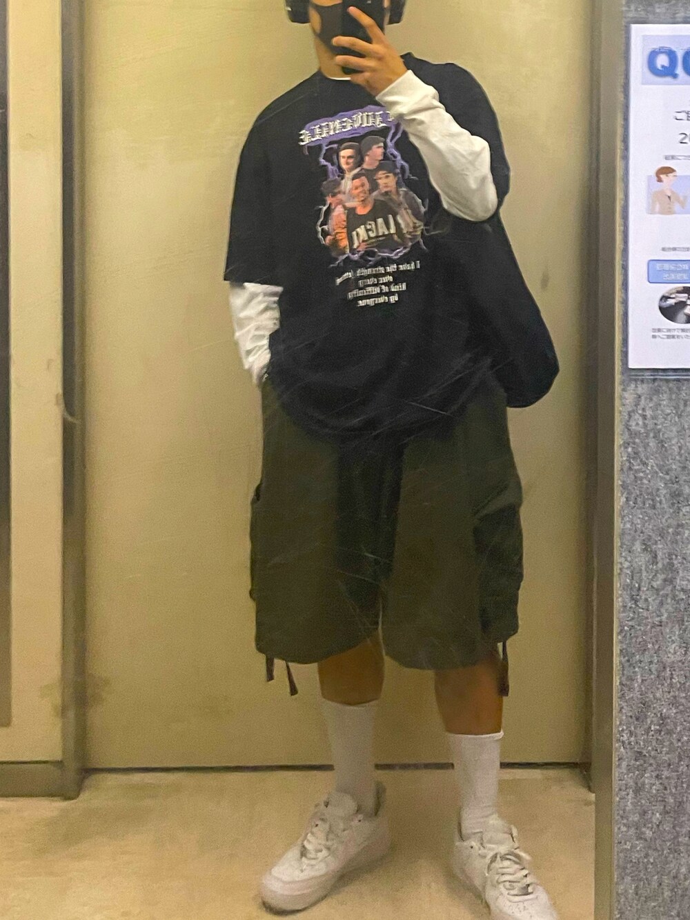 ホワイト系のスニーカー、グリーン系のその他パンツ、ブラック系のTシャツ/カットソーを着用したメンズの夏コーディネートの1枚目の写真