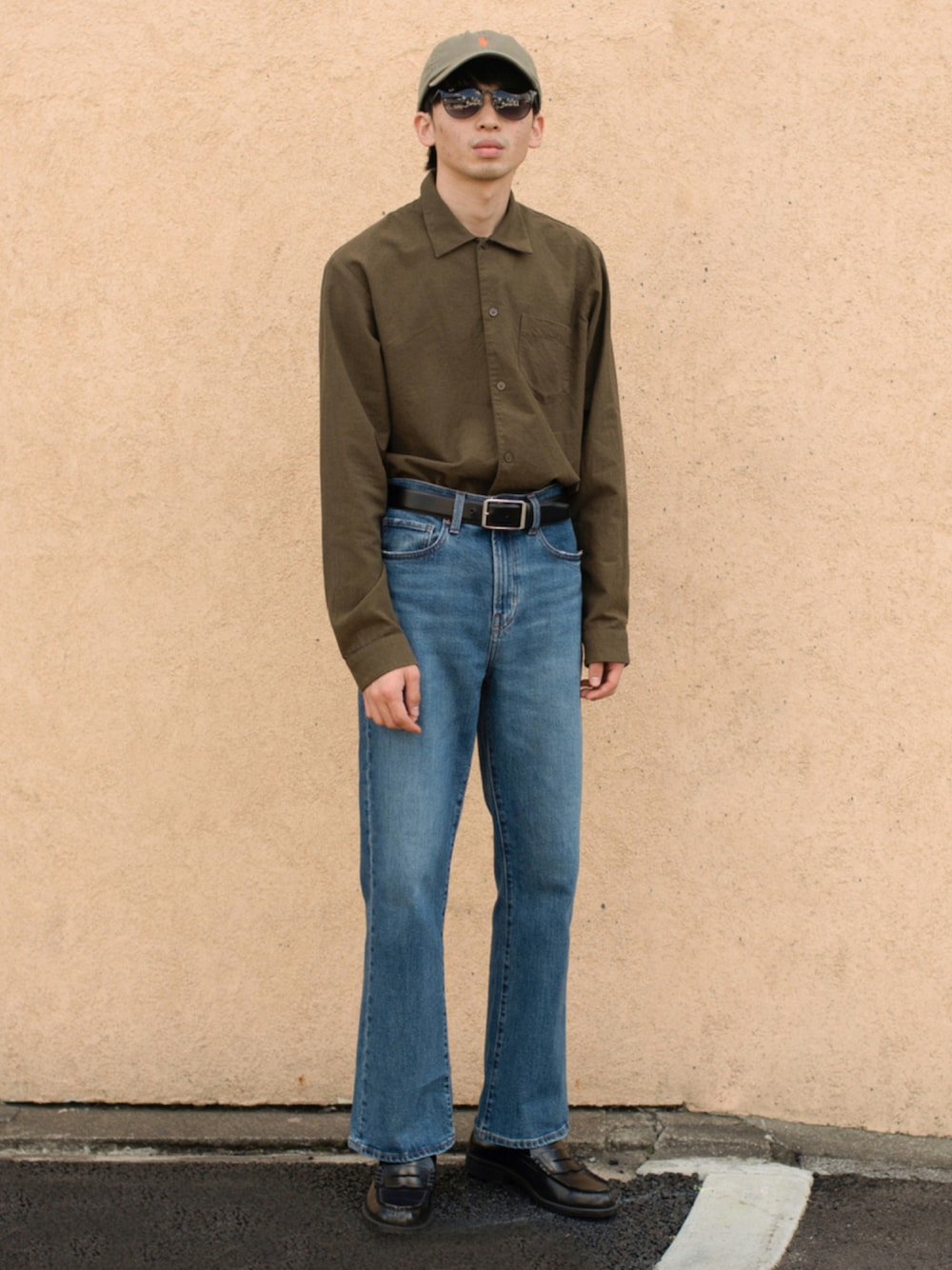 「キャップ、ローファー、UNIQLO、ストリート、サングラス、カーキ、休日スタイル、革靴、プチプラ、タックイン、フレアパンツ、シンプルスタイル、秋コーデ、wearhalloween2021、だから秋服が好き」｜「HARUTAのHARUTA ハルタ キッズ コインローファー 4814（ローファー、ブラック系）」を使った、peikunさん（メンズ・170cm）の秋コーディネートの1枚目の写真