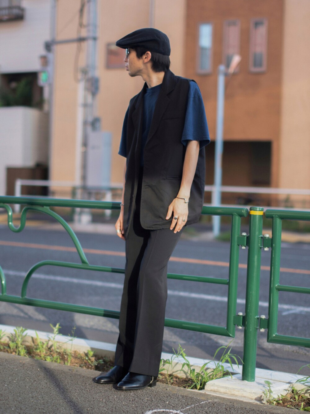 「夏コーデ、革靴、プチプラ、フレアパンツ、ハンチング、ベスト、NIKE、ストリート、古着MIX、シンプル、今日のコーデ、大人カジュアル、きれいめカジュアル、秋のコーデ、モード」｜「usedのアイテム（ハンチング/ベレー帽、ブラック系）」を使った、peikunさん（メンズ・170cm）の夏コーディネートの1枚目の写真