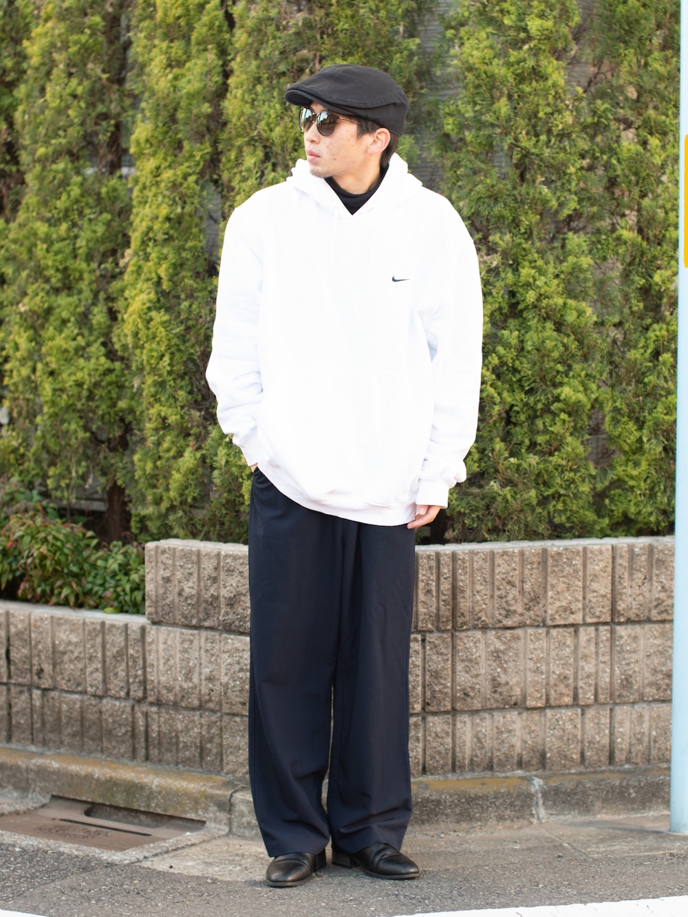 「オトナカジュアル、パーカー、休日コーデ、古着MIX、シンプルコーデ、ハンチング、サングラス、プチプラコーデ、ラフ、ホワイトコーデ、ゆるコーデ、カジュアル、ストリート、キレイめ、あったかコーデ」｜「古着のアイテム（ハンチング/ベレー帽、ブラック系）」を使った、peikunさん（メンズ・170cm）の冬コーディネートの1枚目の写真