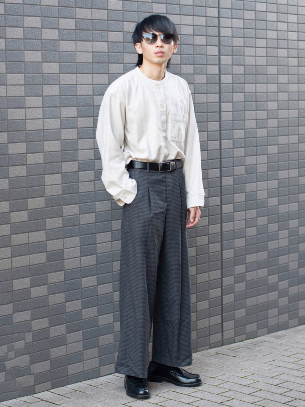「だから秋服が好き、タックイン、シンプル、プチプラ、休日スタイル、ラフ、UNIQLO、サングラス、シンプルコーデ、ストリート、きれいめカジュアル、革靴、ローファー、ベージュ、シャツスタイル」｜「HARUTAのHARUTA ハルタ メンズ ローファー 6550（ローファー、ブラック系）」を使った、peikunさん（メンズ・170cm）の秋コーディネートの1枚目の写真
