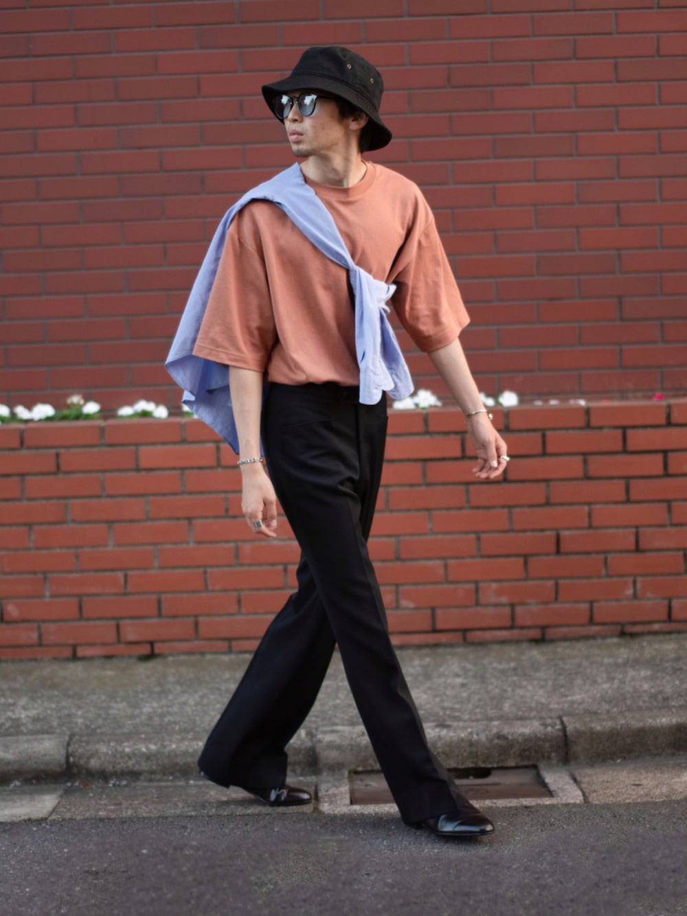 「たすき掛け、今日のコーデ、夏コーデ、フレアパンツ、タックイン、大人カジュアル、きれいめカジュアル、休日スタイル、古着コーデ、古着MIX、リラックススタイル、UNIQLO、スポックシューズ、プチプラ、秋のコーデ」｜「Instagram始めました🚶🏻‍♂️のアイテム（その他、その他）」を使った、peikunさん（メンズ・170cm）の夏コーディネートの1枚目の写真