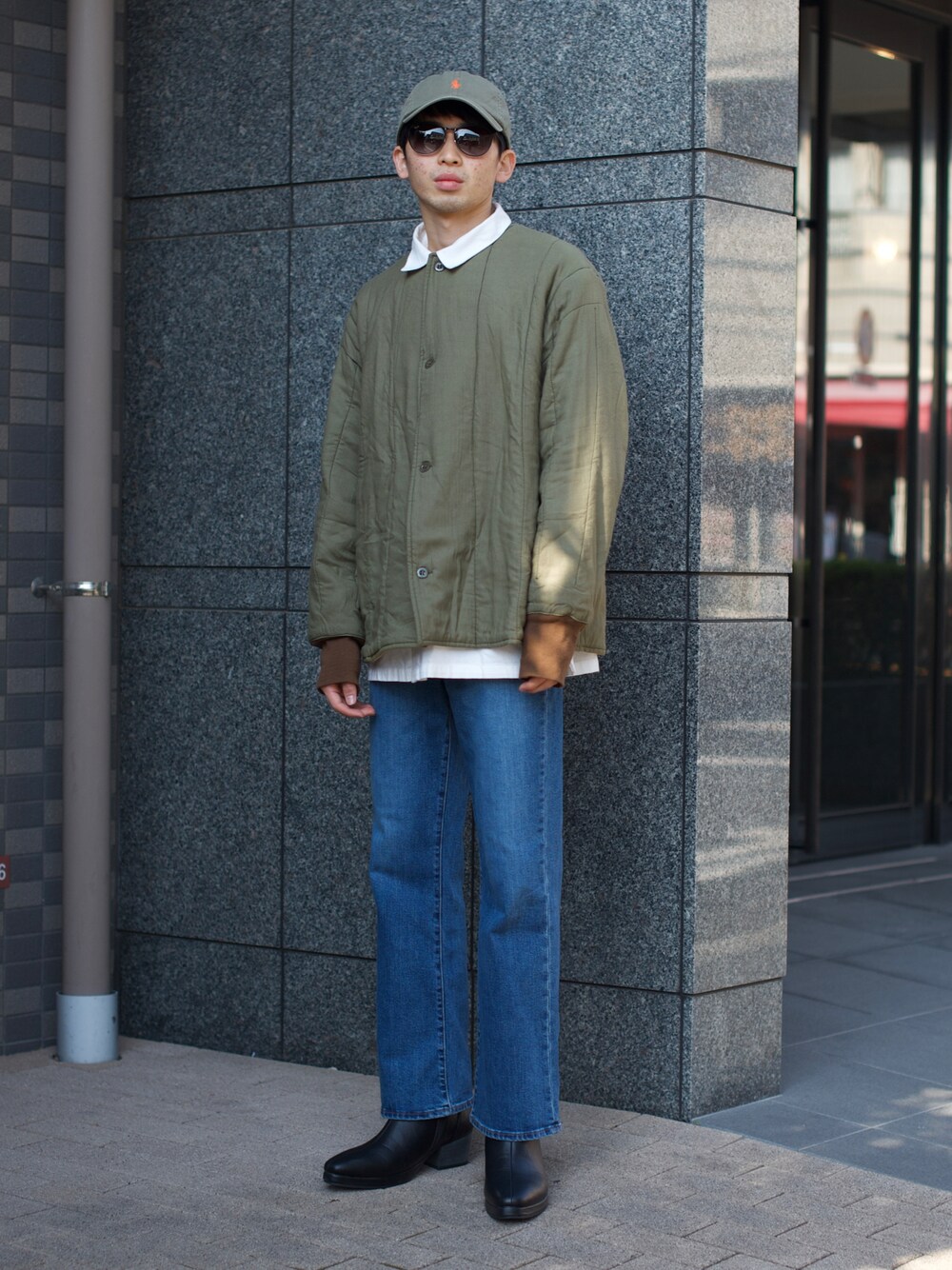 「ブーツ、グリーン、キャップ、UNIQLO、サングラス、ハイウエスト、ミリタリージャケット、休日スタイル、古着MIX、きれいめカジュアル、フレアパンツ、シャツスタイル、オトナカジュアル、冬コーデ、シンプルコーデ」｜「glabellaの【glabella/グラベラ】 ヒールアップ サイドゴア ドレスブーツ / チェルシーブーツ / ハイヒール（ブーツ、ブラック系）」を使った、peikunさん（メンズ・170cm）の秋コーディネートの1枚目の写真