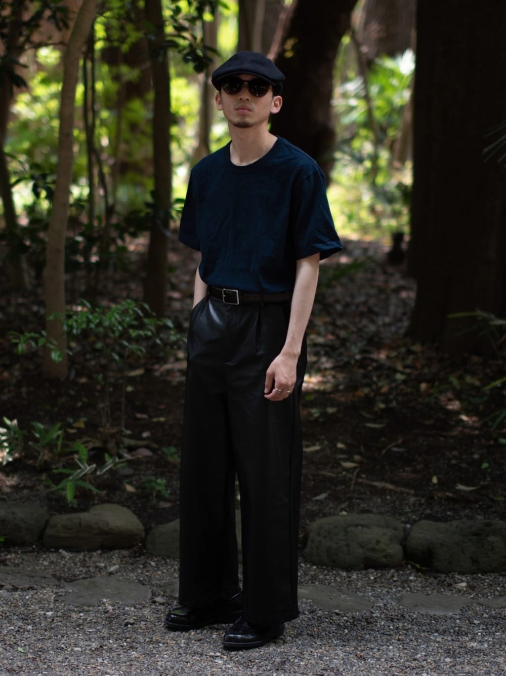 「夏コーデ、タックイン、ローファー、ハンチング、UNIQLO、サングラス、プチプラ、休日スタイル、メガネ男子、シンプルコーデ」｜「古着のアイテム（ハンチング/ベレー帽、ブラック系）」を使った、peikunさん（メンズ・170cm）の夏コーディネートの1枚目の写真
